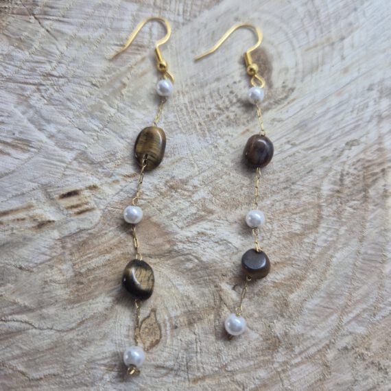 Mooie oorhangers in echt goldplated met Tijgeroog erin.