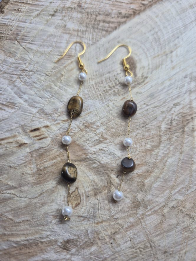 Mooie oorhangers in echt goldplated met Tijgeroog erin.